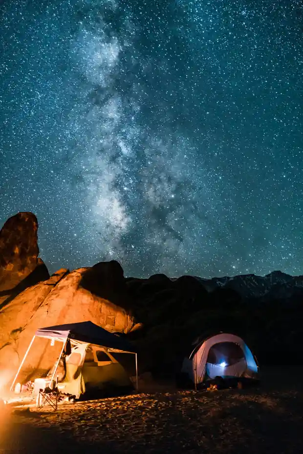 Cinematischer Glutkamm unter Sternenhimmel